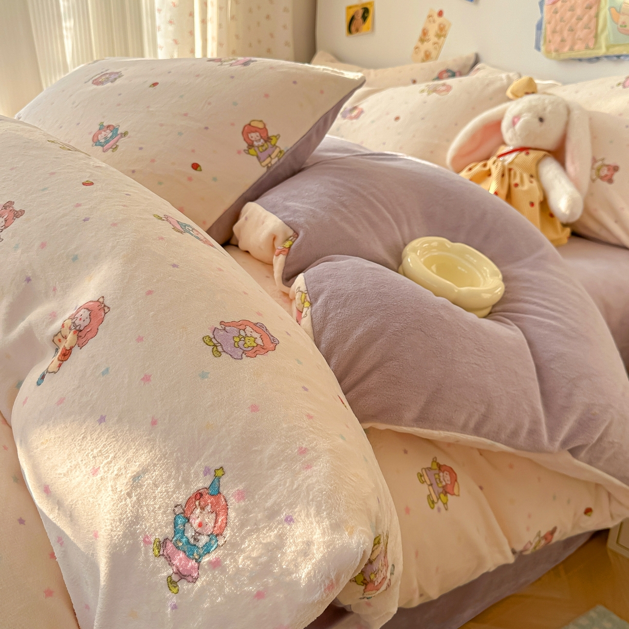 91家纺网 家纺一手货源 找家纺 韩巢家纺 2025新款高克重牛奶绒四件套冬季绒床品被套床单三件套 奶糖少女