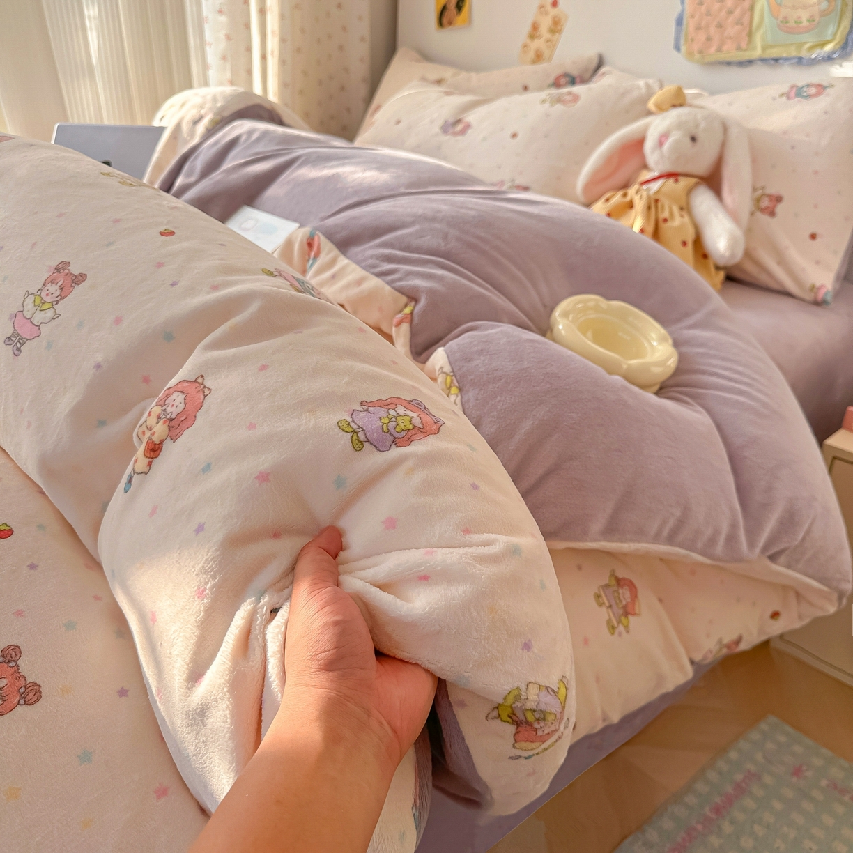 91家纺网 家纺一手货源 找家纺 韩巢家纺 2025新款高克重牛奶绒四件套冬季绒床品被套床单三件套 奶糖少女