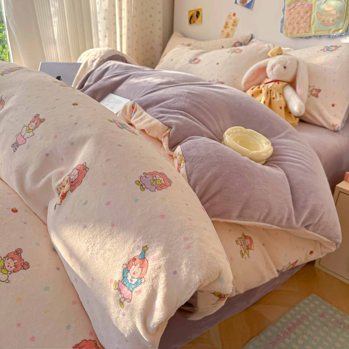 91家纺网 家纺一手货源 找家纺 韩巢家纺 2025新款高克重牛奶绒四件套冬季绒床品被套床单三件套 奶糖少女