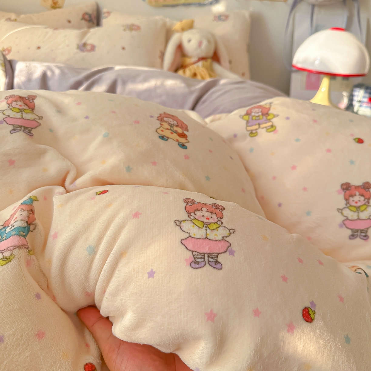 91家纺网 家纺一手货源 找家纺 韩巢家纺 2025新款高克重牛奶绒四件套冬季绒床品被套床单三件套 奶糖少女