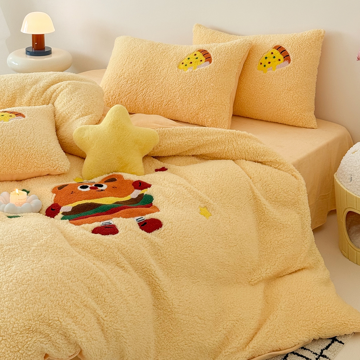 91家纺网 家纺一手货源 找家纺 乐坊 2025新款小阪羊羔绒牛奶绒卡通四件套冬季加厚保暖 汉堡-黄