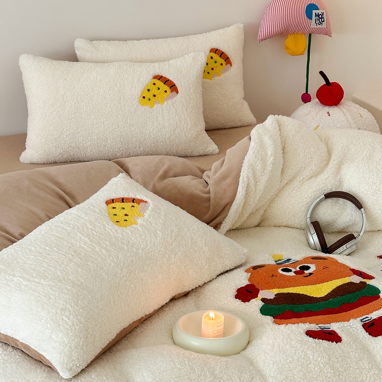 91家纺网 家纺一手货源 找家纺 乐坊 2025新款小阪羊羔绒牛奶绒卡通四件套冬季加厚保暖 汉堡-白卡其