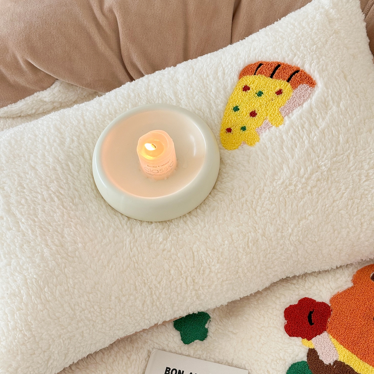 91家纺网 家纺一手货源 找家纺 乐坊 2025新款小阪羊羔绒牛奶绒卡通四件套冬季加厚保暖 汉堡-白卡其