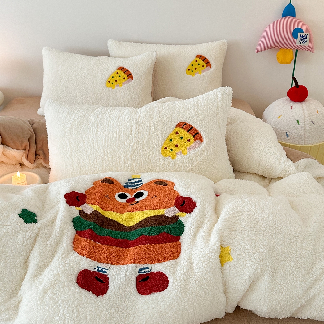 91家纺网 家纺一手货源 找家纺 乐坊 2025新款小阪羊羔绒牛奶绒卡通四件套冬季加厚保暖 汉堡-白卡其