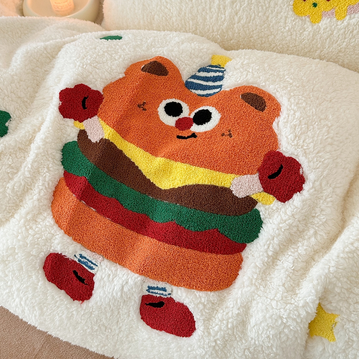 91家纺网 家纺一手货源 找家纺 乐坊 2025新款小阪羊羔绒牛奶绒卡通四件套冬季加厚保暖 汉堡-白卡其