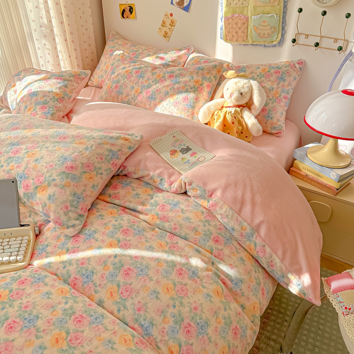 91家纺网 家纺一手货源 找家纺 韩巢家纺 2025新款高克重牛奶绒四件套冬季绒床品被套床单三件套 蔷薇语