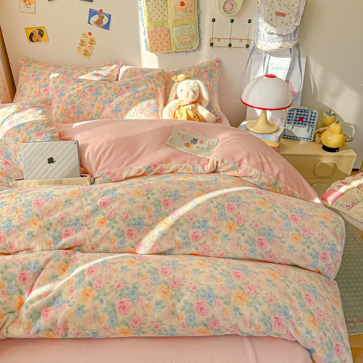 91家纺网 家纺一手货源 找家纺 韩巢家纺 2025新款高克重牛奶绒四件套冬季绒床品被套床单三件套 蔷薇语