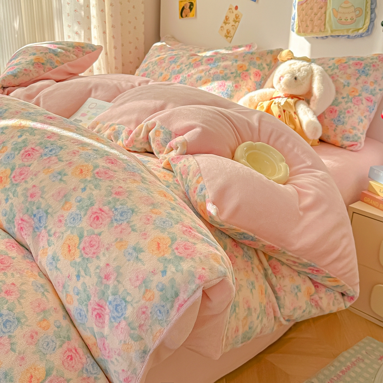 91家纺网 家纺一手货源 找家纺 韩巢家纺 2025新款高克重牛奶绒四件套冬季绒床品被套床单三件套 蔷薇语