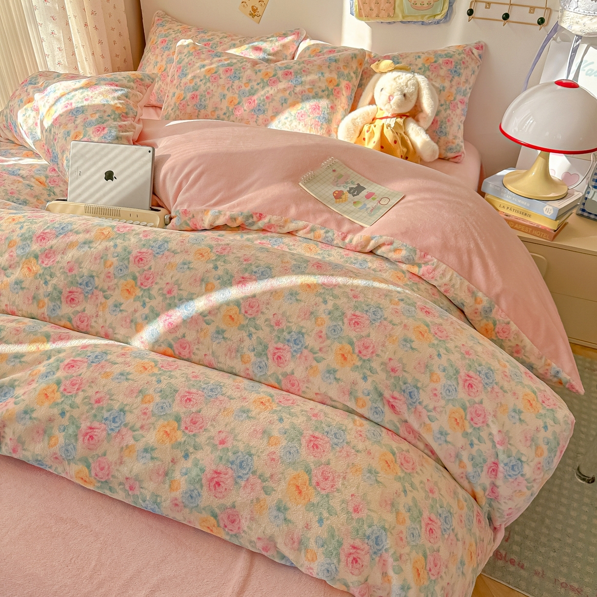 91家纺网 家纺一手货源 找家纺 韩巢家纺 2025新款高克重牛奶绒四件套冬季绒床品被套床单三件套 蔷薇语