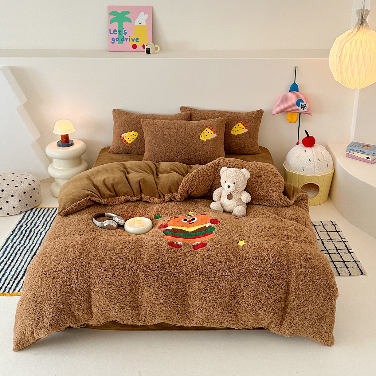 91家纺网 家纺一手货源 找家纺 乐坊 2025新款小阪羊羔绒牛奶绒卡通四件套冬季加厚保暖 汉堡-咖