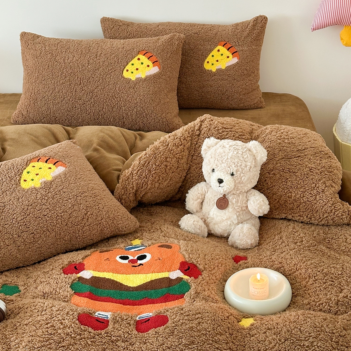 91家纺网 家纺一手货源 找家纺 乐坊 2025新款小阪羊羔绒牛奶绒卡通四件套冬季加厚保暖 汉堡-咖