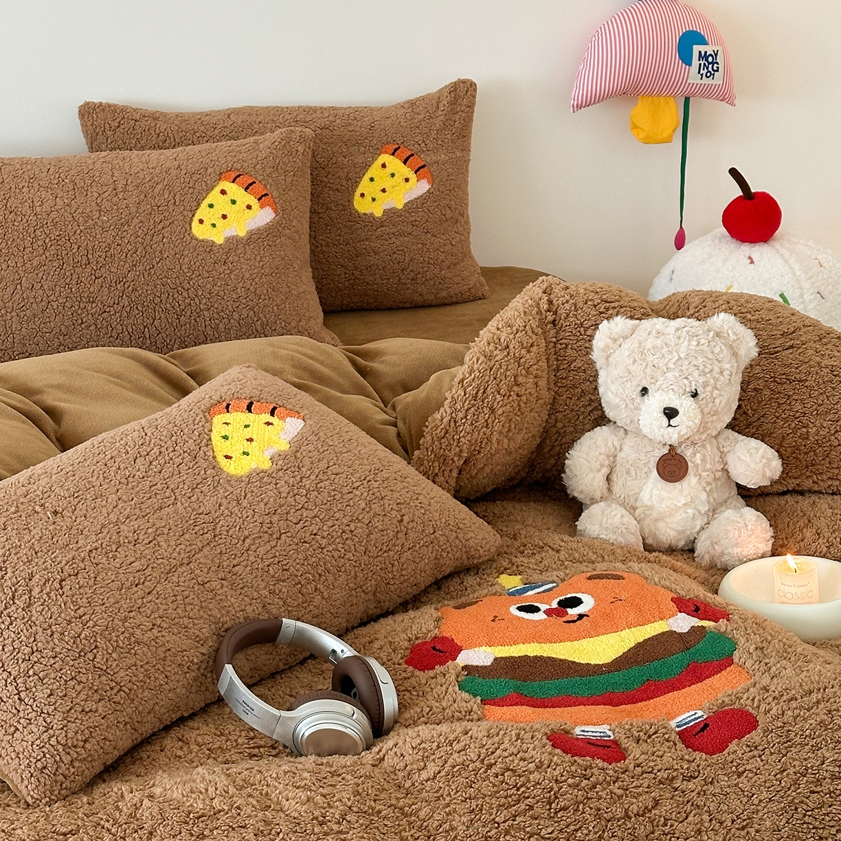 91家纺网 家纺一手货源 找家纺 乐坊 2025新款小阪羊羔绒牛奶绒卡通四件套冬季加厚保暖 汉堡-咖