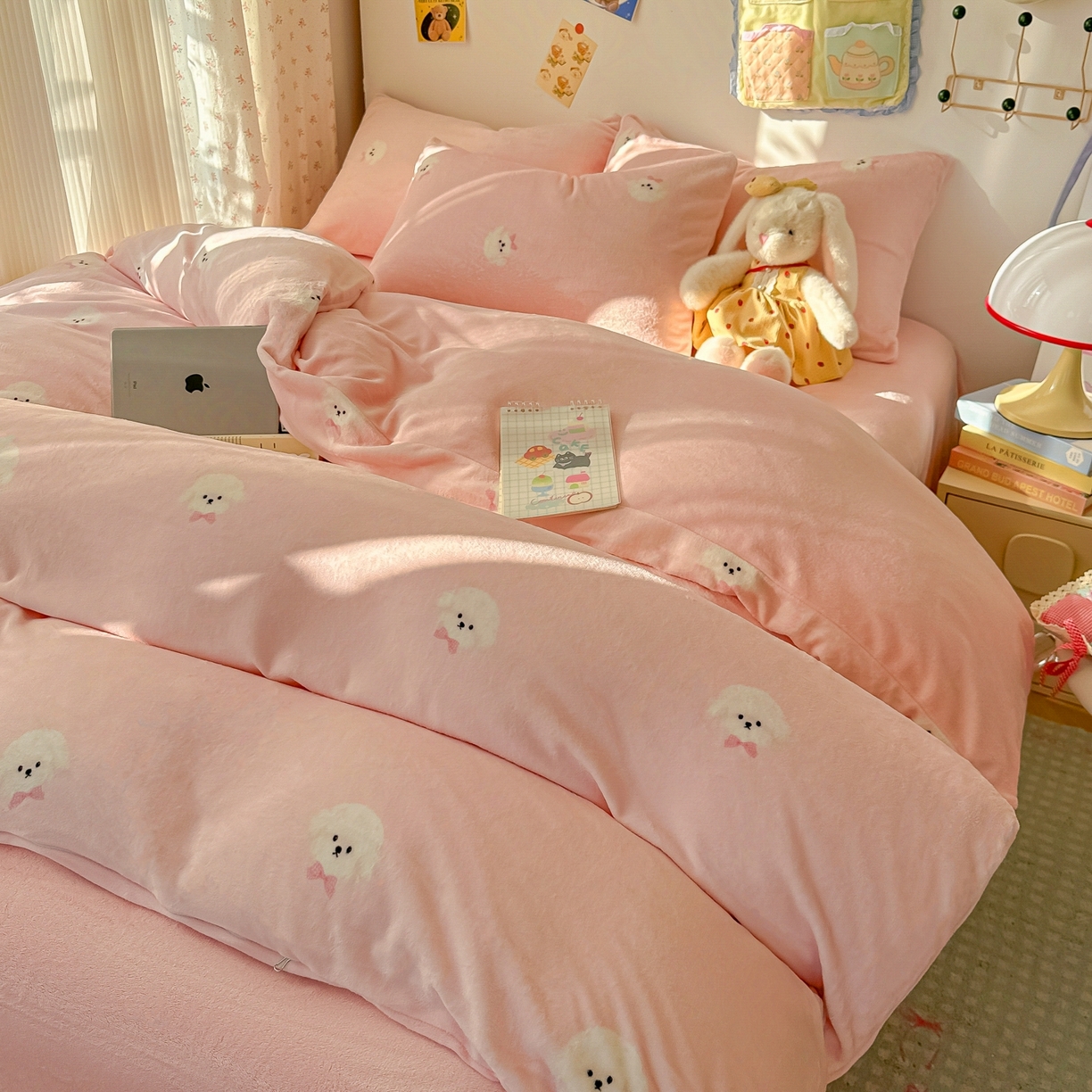 91家纺网 家纺一手货源 找家纺 韩巢家纺 2025新款高克重牛奶绒四件套冬季绒床品被套床单三件套 绒绒小狗-粉