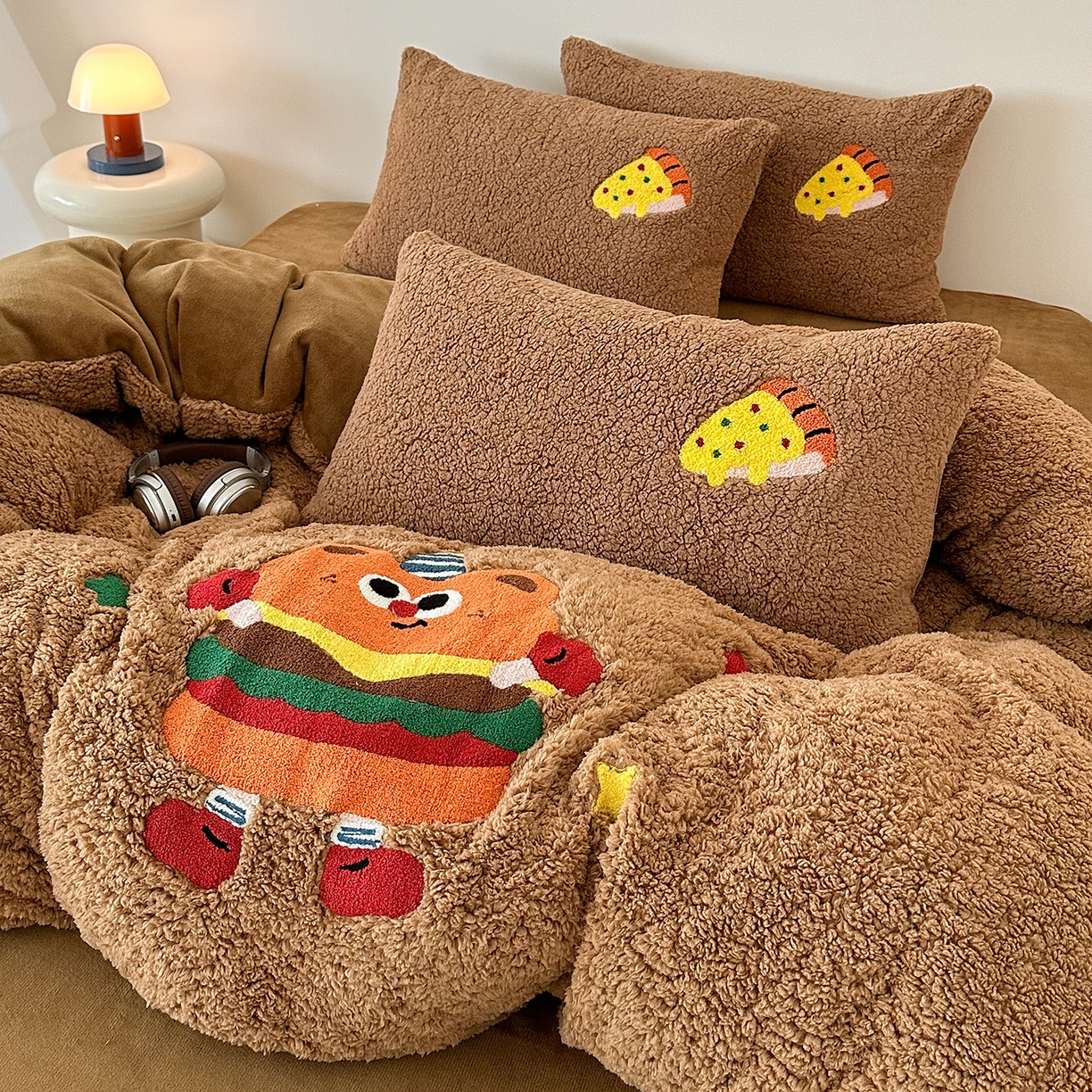 91家纺网 家纺一手货源 找家纺 乐坊 2025新款小阪羊羔绒牛奶绒卡通四件套冬季加厚保暖 汉堡-咖