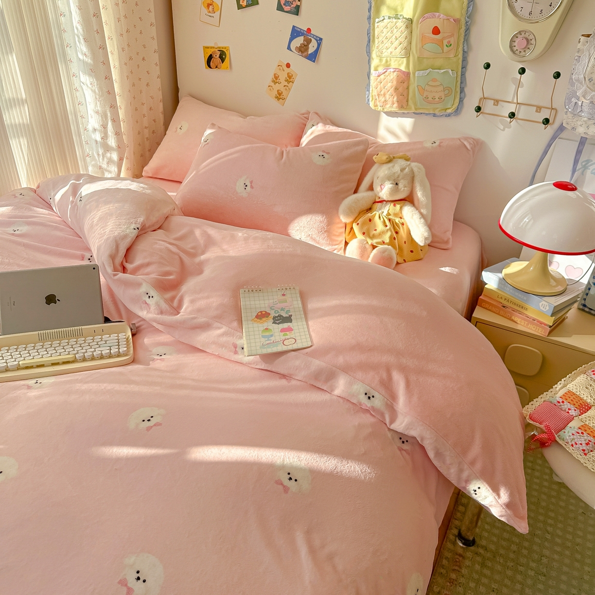 91家纺网 家纺一手货源 找家纺 韩巢家纺 2025新款高克重牛奶绒四件套冬季绒床品被套床单三件套 绒绒小狗-粉