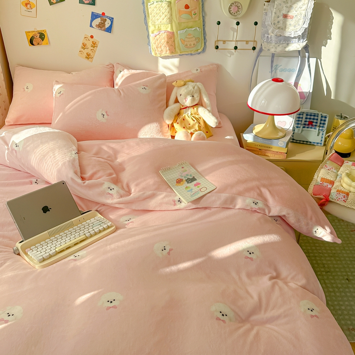 91家纺网 家纺一手货源 找家纺 韩巢家纺 2025新款高克重牛奶绒四件套冬季绒床品被套床单三件套 绒绒小狗-粉