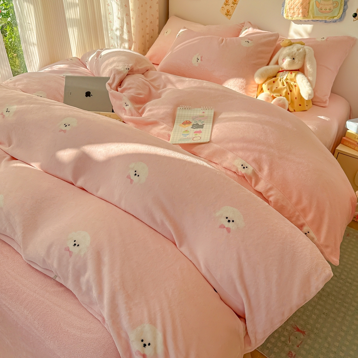 91家纺网 家纺一手货源 找家纺 韩巢家纺 2025新款高克重牛奶绒四件套冬季绒床品被套床单三件套 绒绒小狗-粉