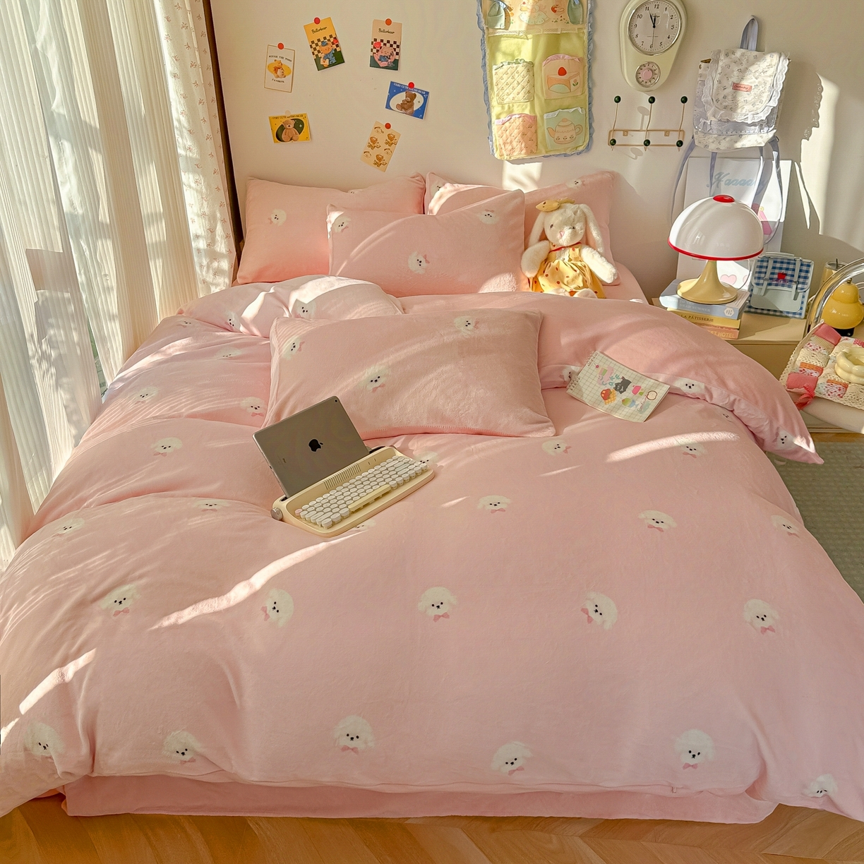 91家纺网 家纺一手货源 找家纺 韩巢家纺 2025新款高克重牛奶绒四件套冬季绒床品被套床单三件套 绒绒小狗-粉