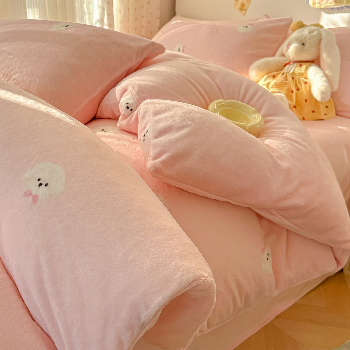 韩巢家纺 2025新款高克重牛奶绒四件套冬季绒床品被套床单三件套 绒绒小狗-粉