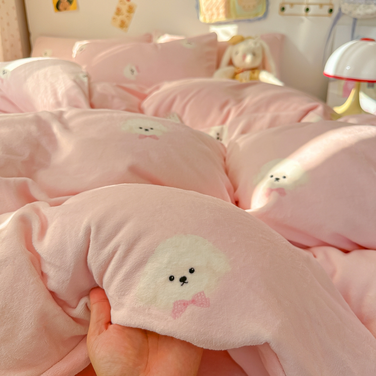 91家纺网 家纺一手货源 找家纺 韩巢家纺 2025新款高克重牛奶绒四件套冬季绒床品被套床单三件套 绒绒小狗-粉