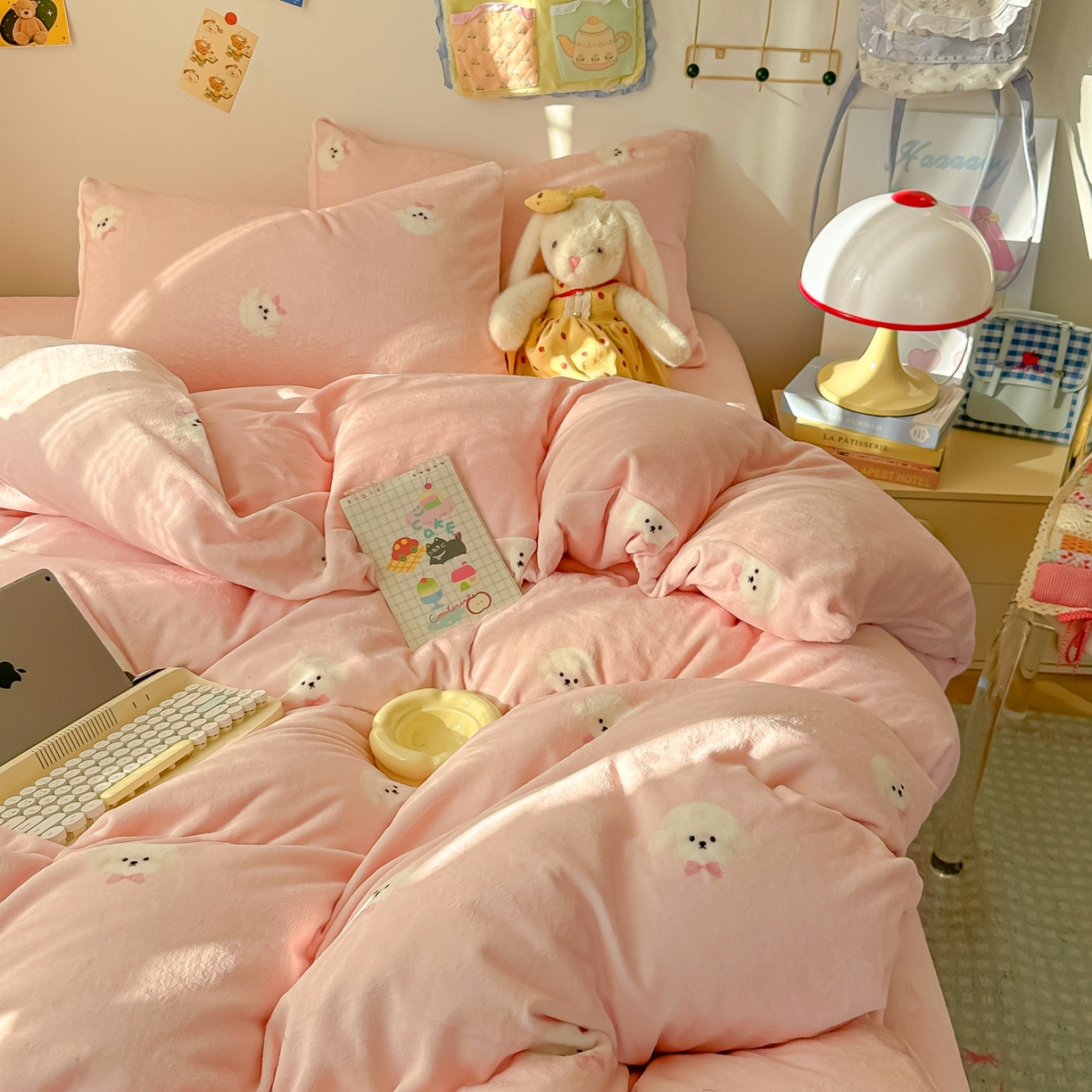 91家纺网 家纺一手货源 找家纺 韩巢家纺 2025新款高克重牛奶绒四件套冬季绒床品被套床单三件套 绒绒小狗-粉