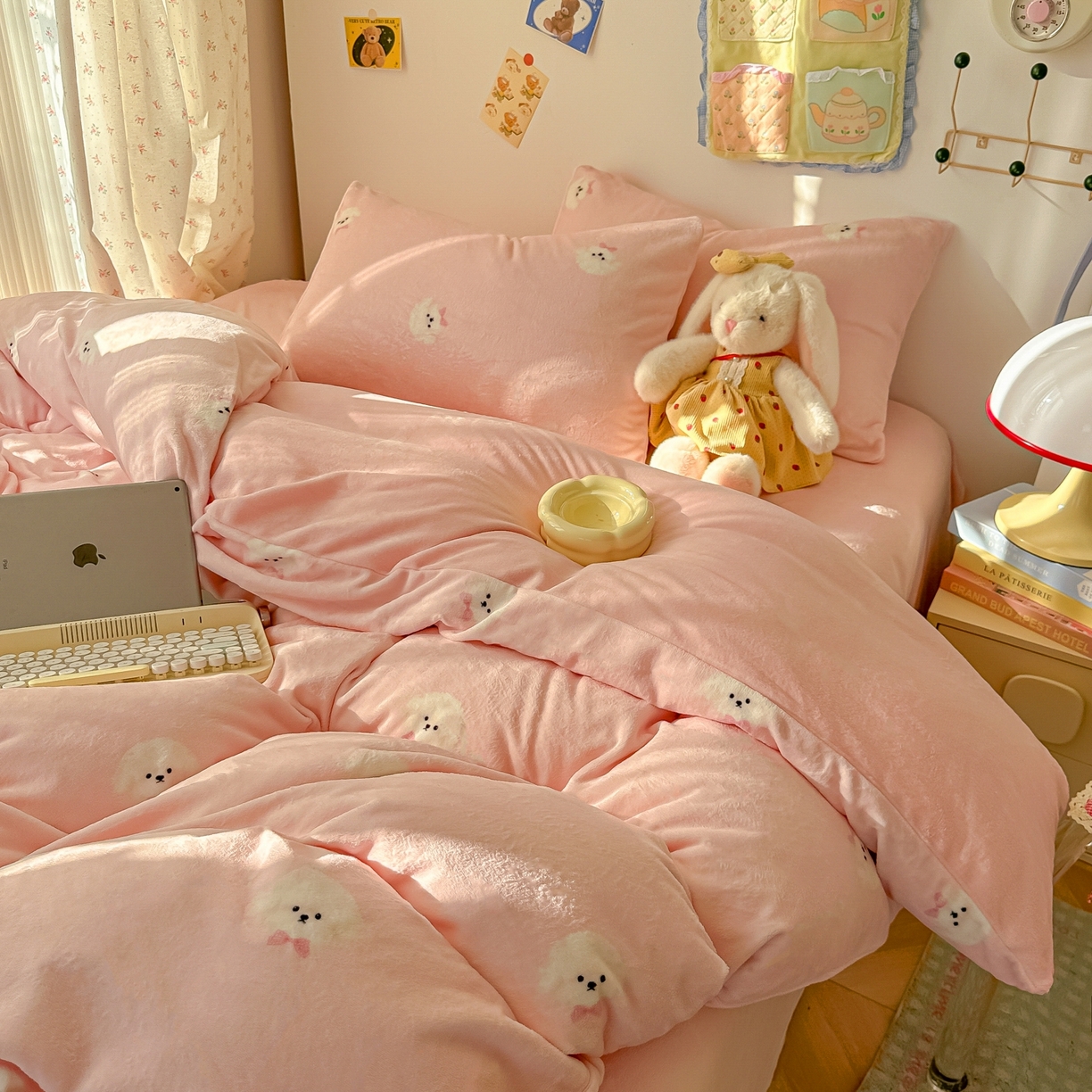 91家纺网 家纺一手货源 找家纺 韩巢家纺 2025新款高克重牛奶绒四件套冬季绒床品被套床单三件套 绒绒小狗-粉