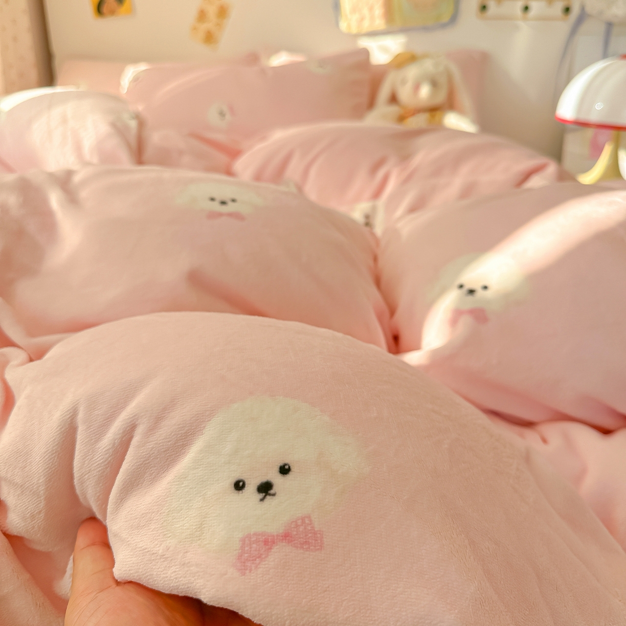 91家纺网 家纺一手货源 找家纺 韩巢家纺 2025新款高克重牛奶绒四件套冬季绒床品被套床单三件套 绒绒小狗-粉