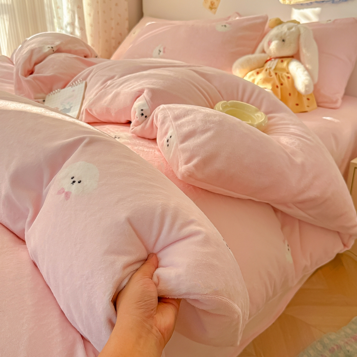 91家纺网 家纺一手货源 找家纺 韩巢家纺 2025新款高克重牛奶绒四件套冬季绒床品被套床单三件套 绒绒小狗-粉