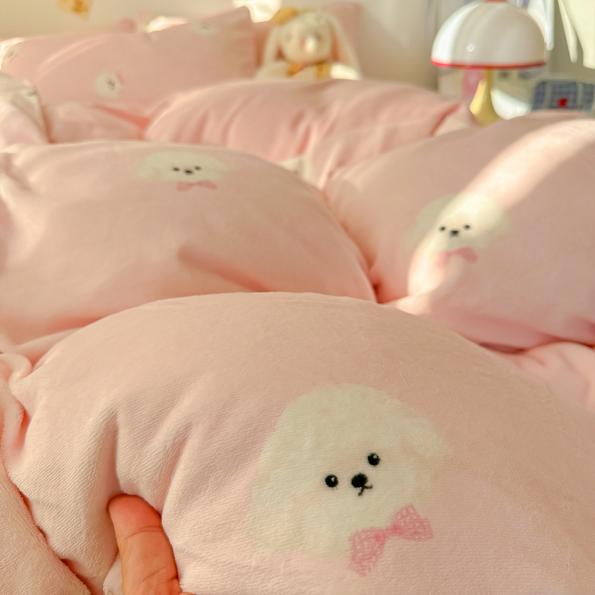 91家纺网 家纺一手货源 找家纺 韩巢家纺 2025新款高克重牛奶绒四件套冬季绒床品被套床单三件套 绒绒小狗-粉