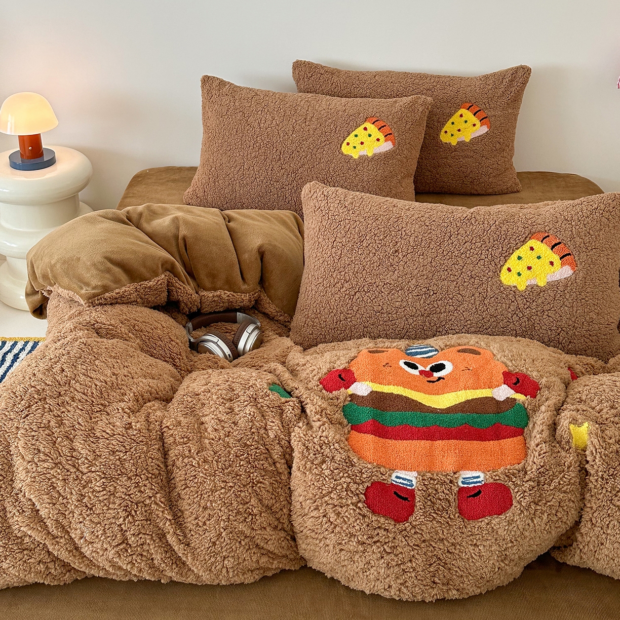 91家纺网 家纺一手货源 找家纺 乐坊 2025新款小阪羊羔绒牛奶绒卡通四件套冬季加厚保暖 汉堡-咖