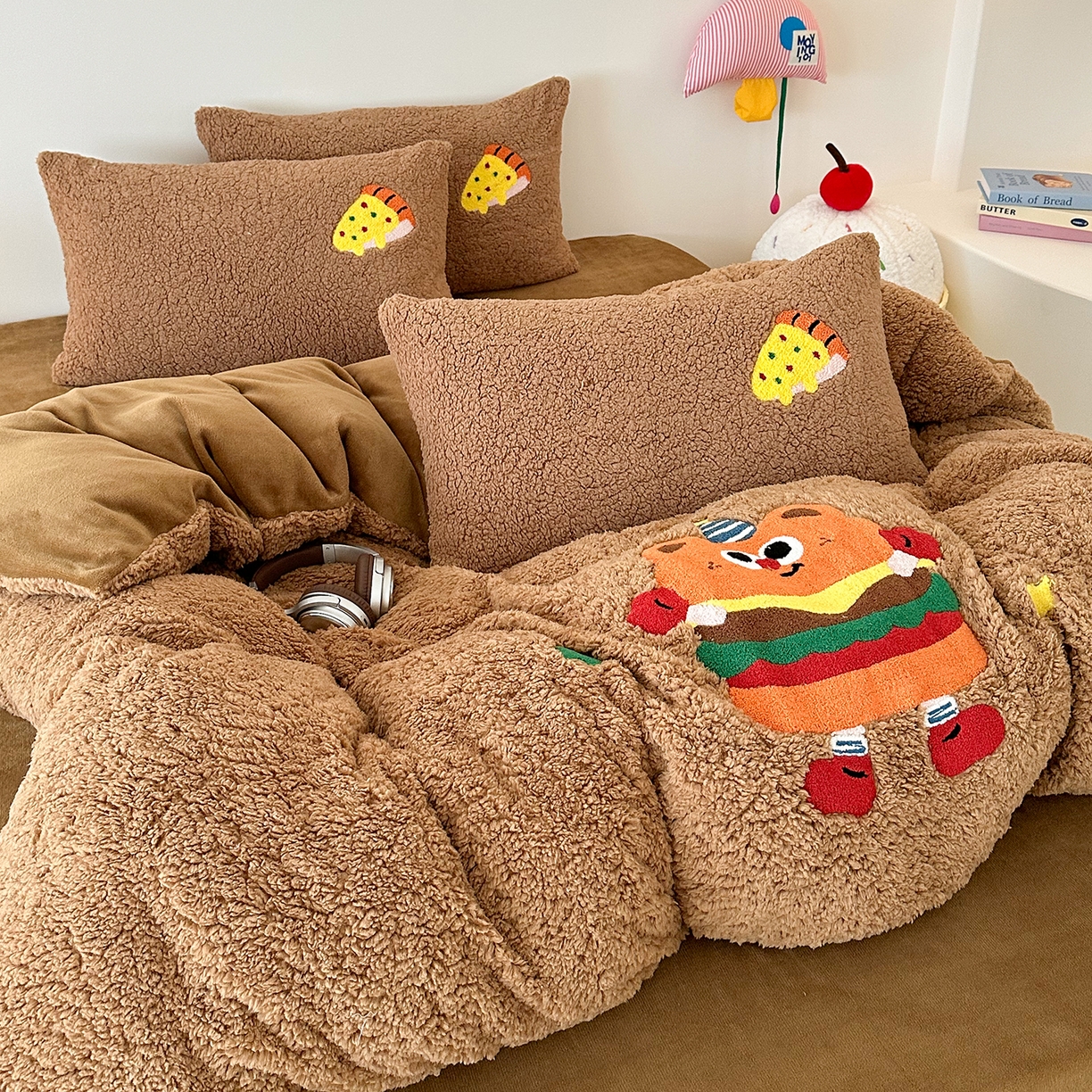 91家纺网 家纺一手货源 找家纺 乐坊 2025新款小阪羊羔绒牛奶绒卡通四件套冬季加厚保暖 汉堡-咖