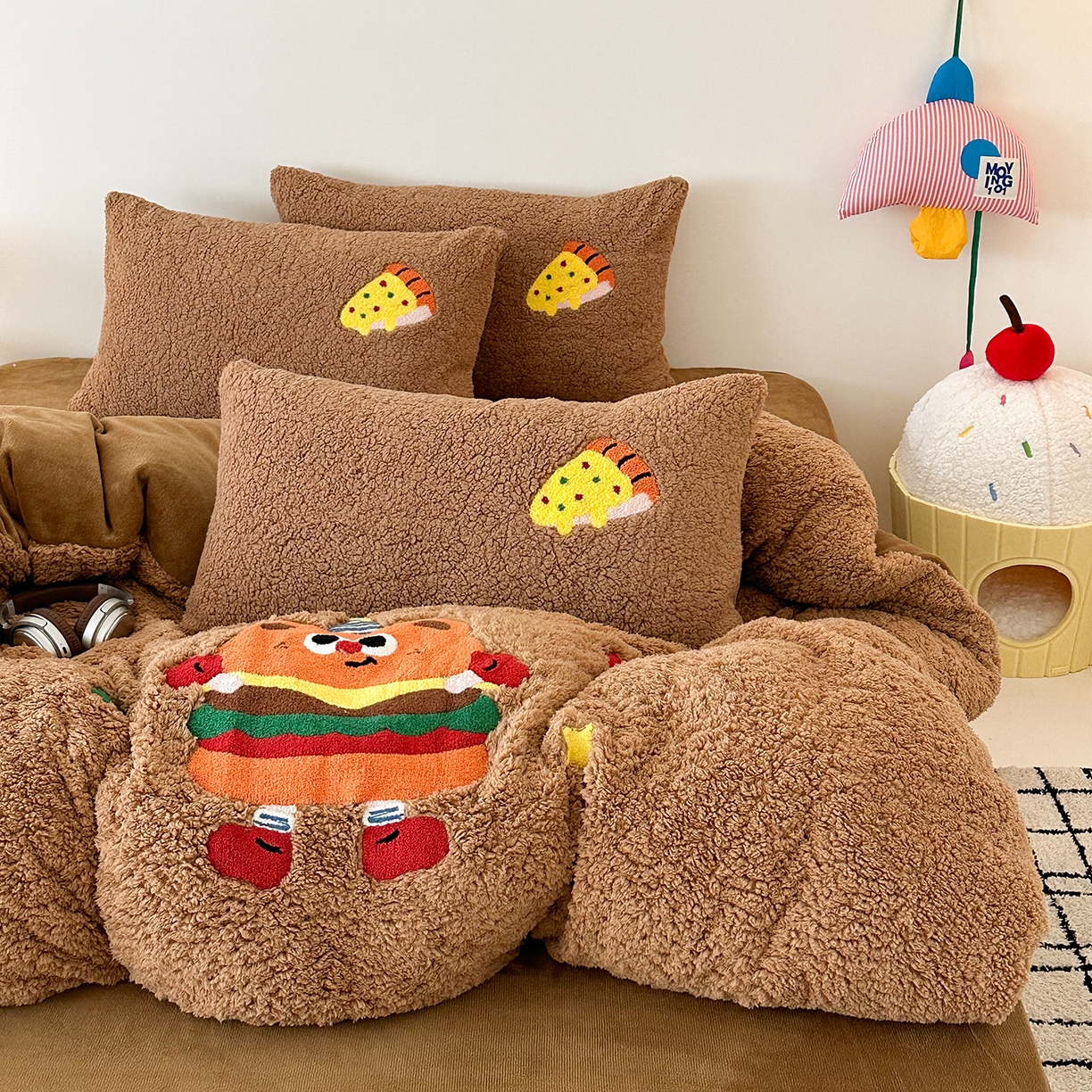 91家纺网 家纺一手货源 找家纺 乐坊 2025新款小阪羊羔绒牛奶绒卡通四件套冬季加厚保暖 汉堡-咖