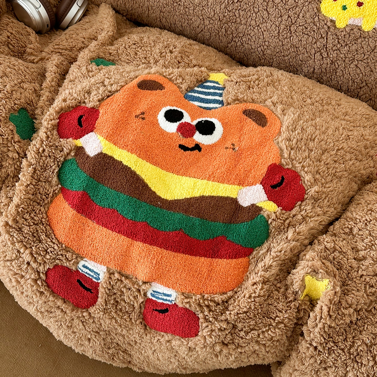 91家纺网 家纺一手货源 找家纺 乐坊 2025新款小阪羊羔绒牛奶绒卡通四件套冬季加厚保暖 汉堡-咖