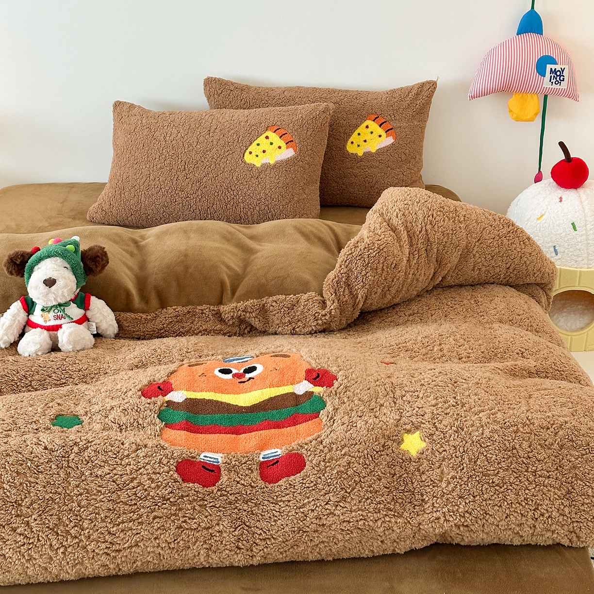 91家纺网 家纺一手货源 找家纺 乐坊 2025新款小阪羊羔绒牛奶绒卡通四件套冬季加厚保暖 汉堡-咖