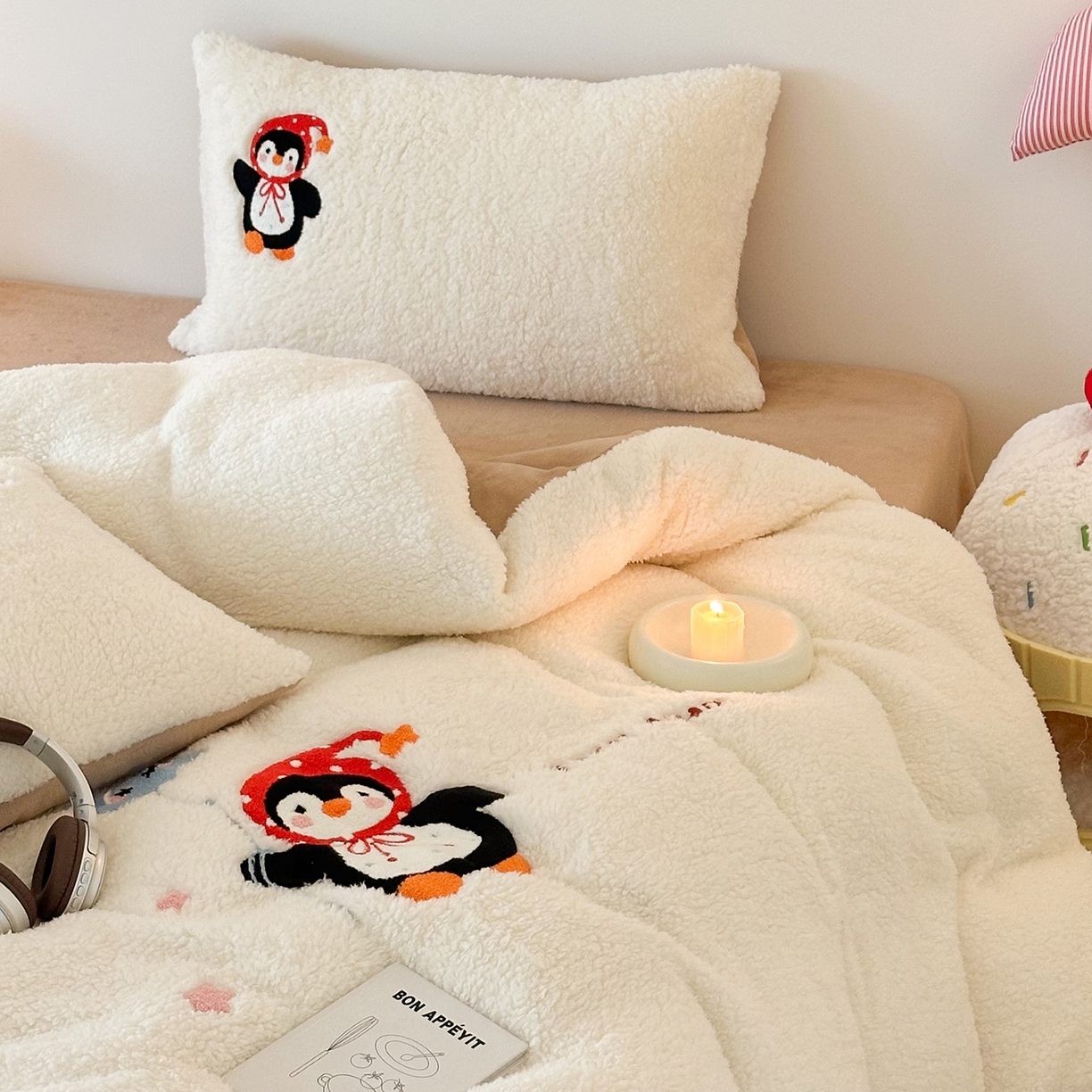 91家纺网 家纺一手货源 找家纺 乐坊 2025新款小阪羊羔绒牛奶绒卡通四件套冬季加厚保暖 企鹅-白卡其