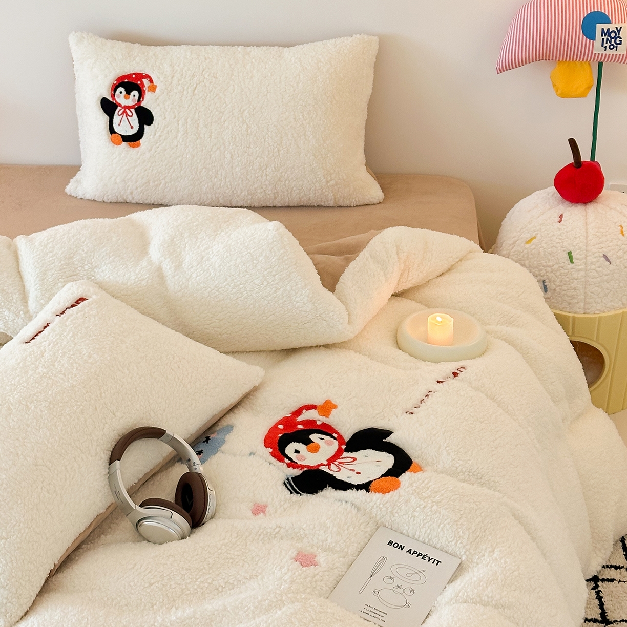 91家纺网 家纺一手货源 找家纺 乐坊 2025新款小阪羊羔绒牛奶绒卡通四件套冬季加厚保暖 企鹅-白卡其