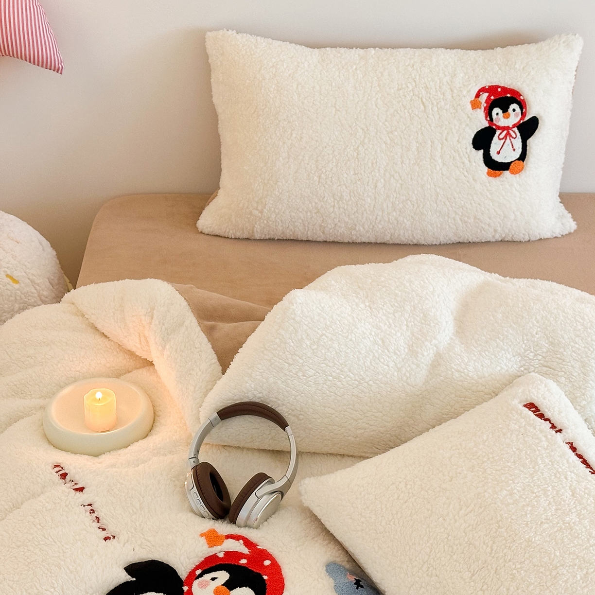 91家纺网 家纺一手货源 找家纺 乐坊 2025新款小阪羊羔绒牛奶绒卡通四件套冬季加厚保暖 企鹅-白卡其