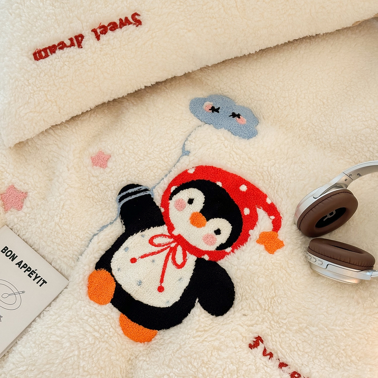 91家纺网 家纺一手货源 找家纺 乐坊 2025新款小阪羊羔绒牛奶绒卡通四件套冬季加厚保暖 企鹅-白卡其