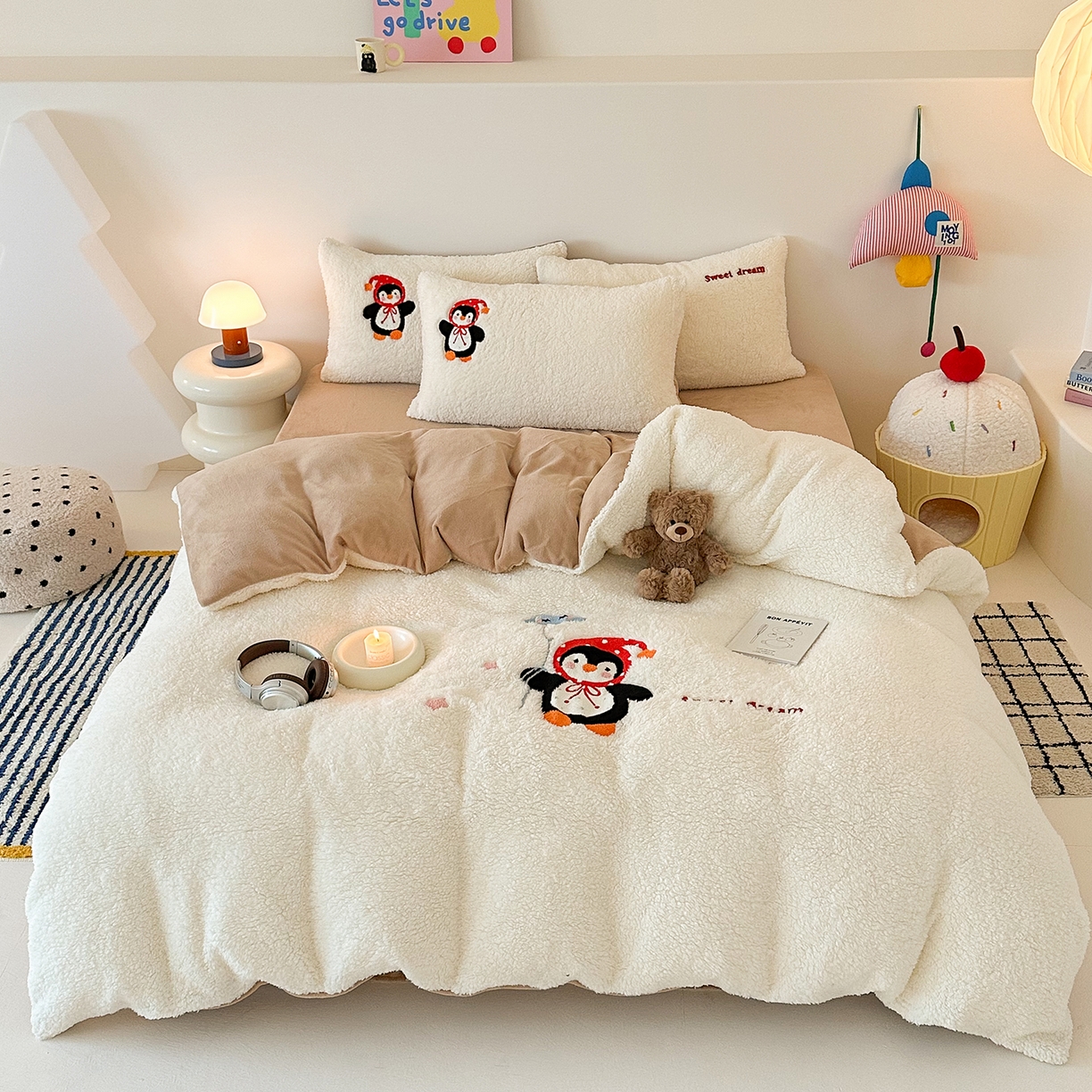 91家纺网 家纺一手货源 找家纺 乐坊 2025新款小阪羊羔绒牛奶绒卡通四件套冬季加厚保暖 企鹅-白卡其