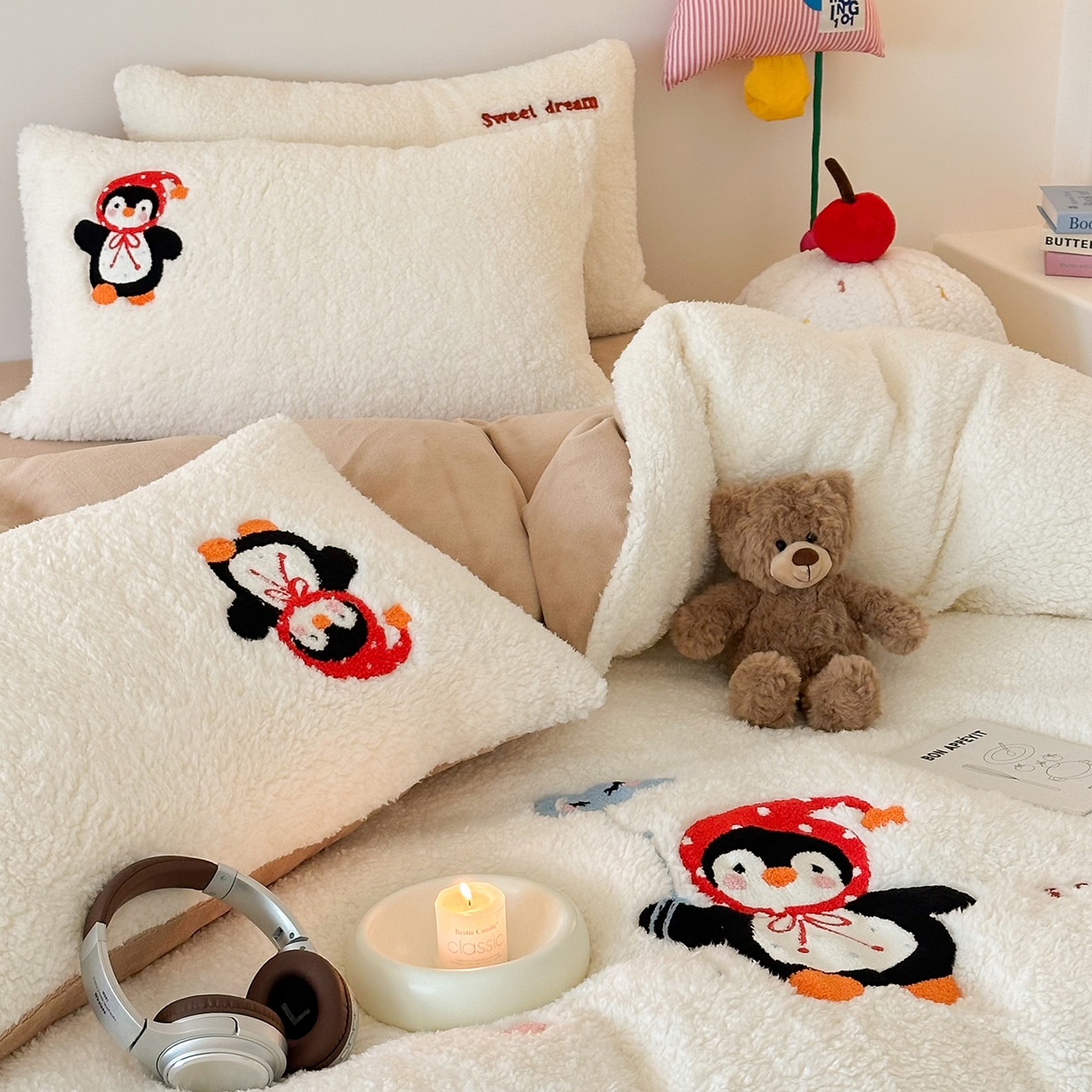 91家纺网 家纺一手货源 找家纺 乐坊 2025新款小阪羊羔绒牛奶绒卡通四件套冬季加厚保暖 企鹅-白卡其