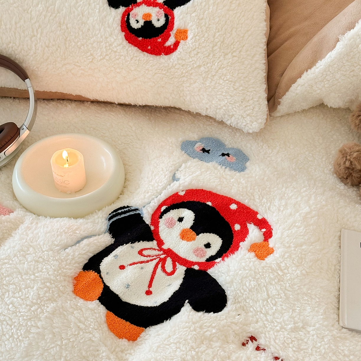 91家纺网 家纺一手货源 找家纺 乐坊 2025新款小阪羊羔绒牛奶绒卡通四件套冬季加厚保暖 企鹅-白卡其