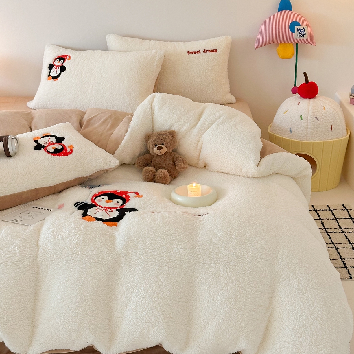 91家纺网 家纺一手货源 找家纺 乐坊 2025新款小阪羊羔绒牛奶绒卡通四件套冬季加厚保暖 企鹅-白卡其