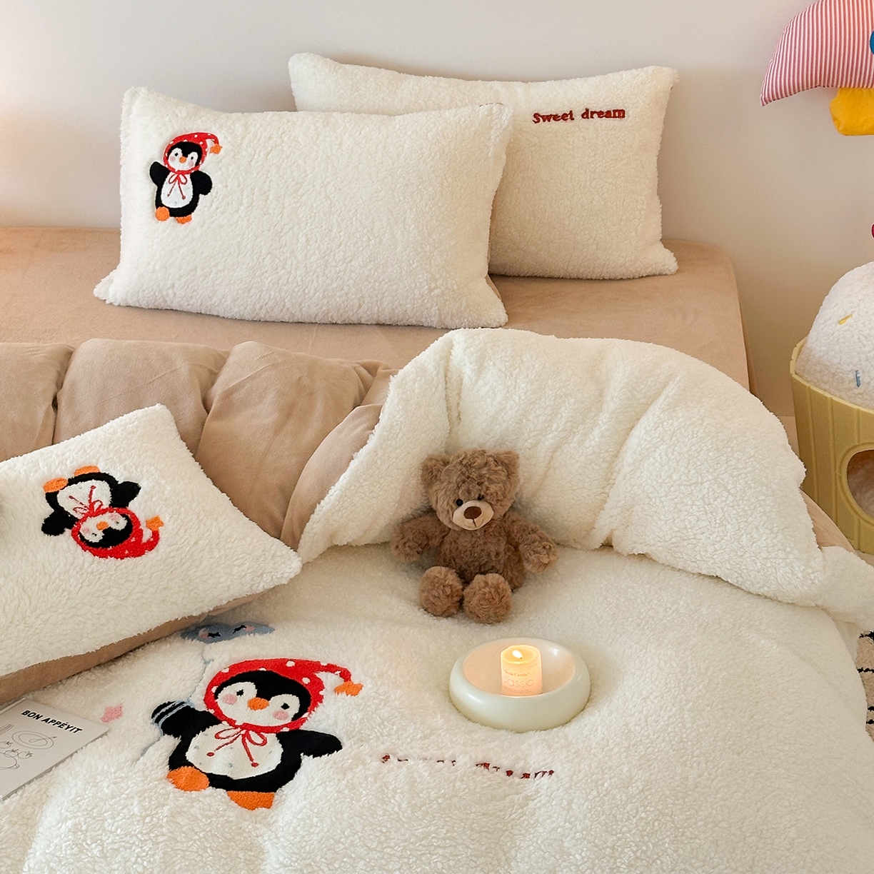 91家纺网 家纺一手货源 找家纺 乐坊 2025新款小阪羊羔绒牛奶绒卡通四件套冬季加厚保暖 企鹅-白卡其