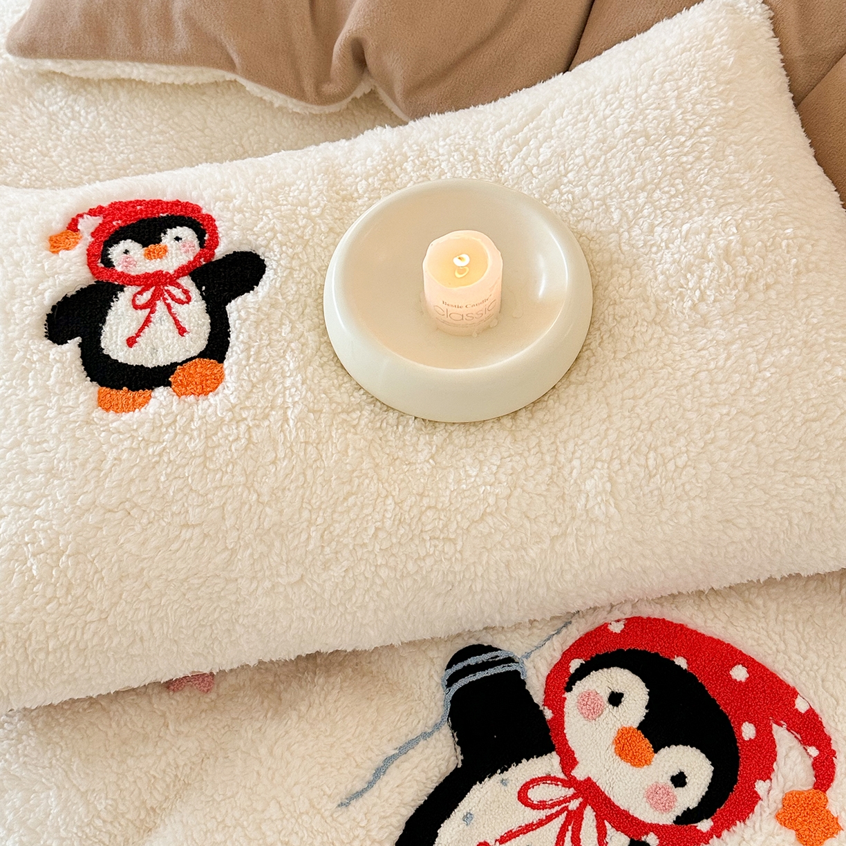 91家纺网 家纺一手货源 找家纺 乐坊 2025新款小阪羊羔绒牛奶绒卡通四件套冬季加厚保暖 企鹅-白卡其