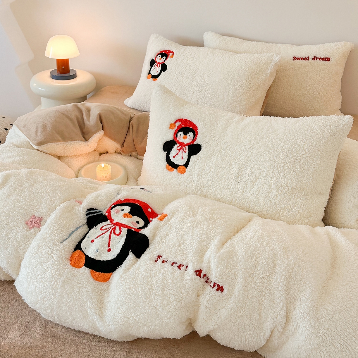 91家纺网 家纺一手货源 找家纺 乐坊 2025新款小阪羊羔绒牛奶绒卡通四件套冬季加厚保暖 企鹅-白卡其