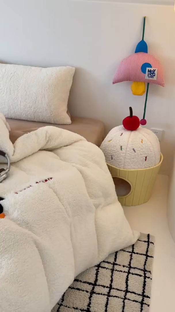 91家纺网 家纺一手货源 找家纺 乐坊 2025新款小阪羊羔绒牛奶绒卡通四件套冬季加厚保暖 企鹅-白卡其