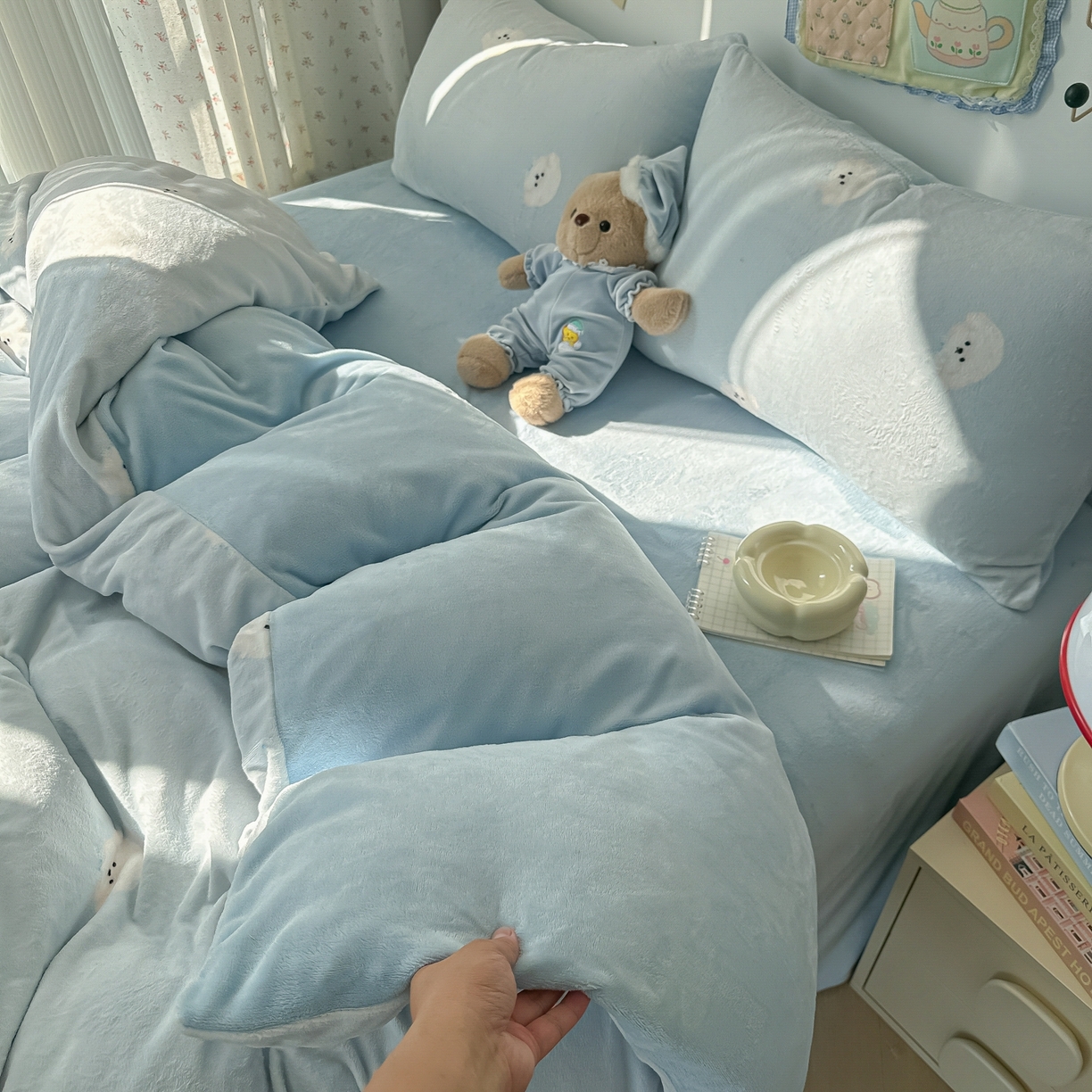 91家纺网 家纺一手货源 找家纺 韩巢家纺 2025新款高克重牛奶绒四件套冬季绒床品被套床单三件套 绒绒小狗-蓝