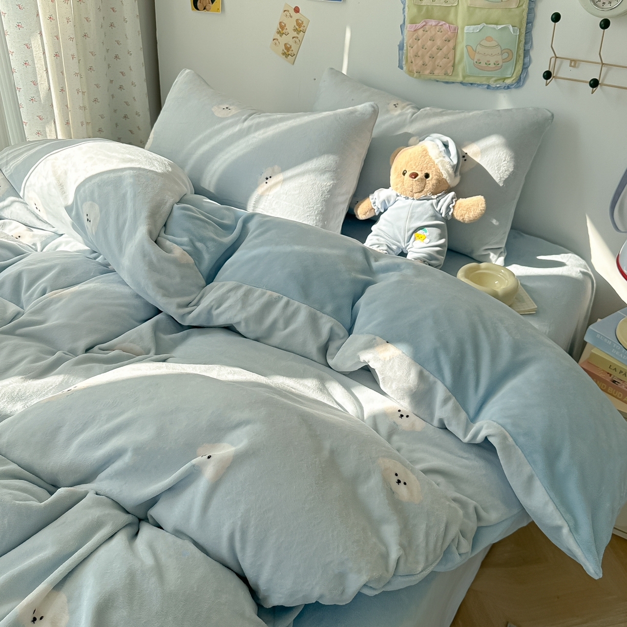 91家纺网 家纺一手货源 找家纺 韩巢家纺 2025新款高克重牛奶绒四件套冬季绒床品被套床单三件套 绒绒小狗-蓝