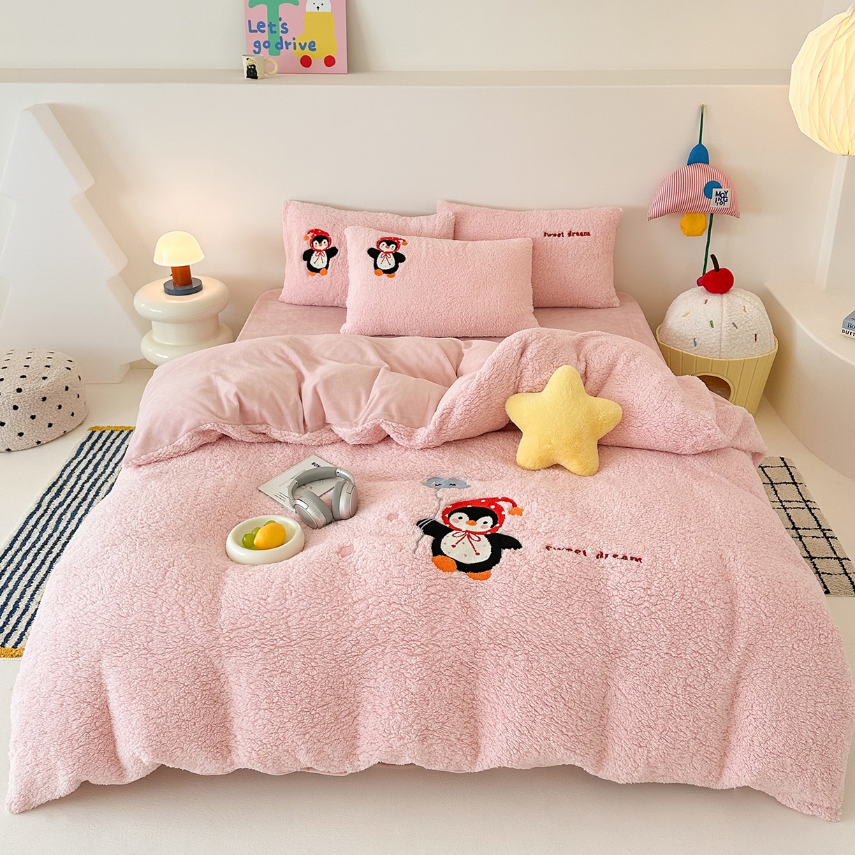 91家纺网 家纺一手货源 找家纺 乐坊 2025新款小阪羊羔绒牛奶绒卡通四件套冬季加厚保暖 企鹅-粉