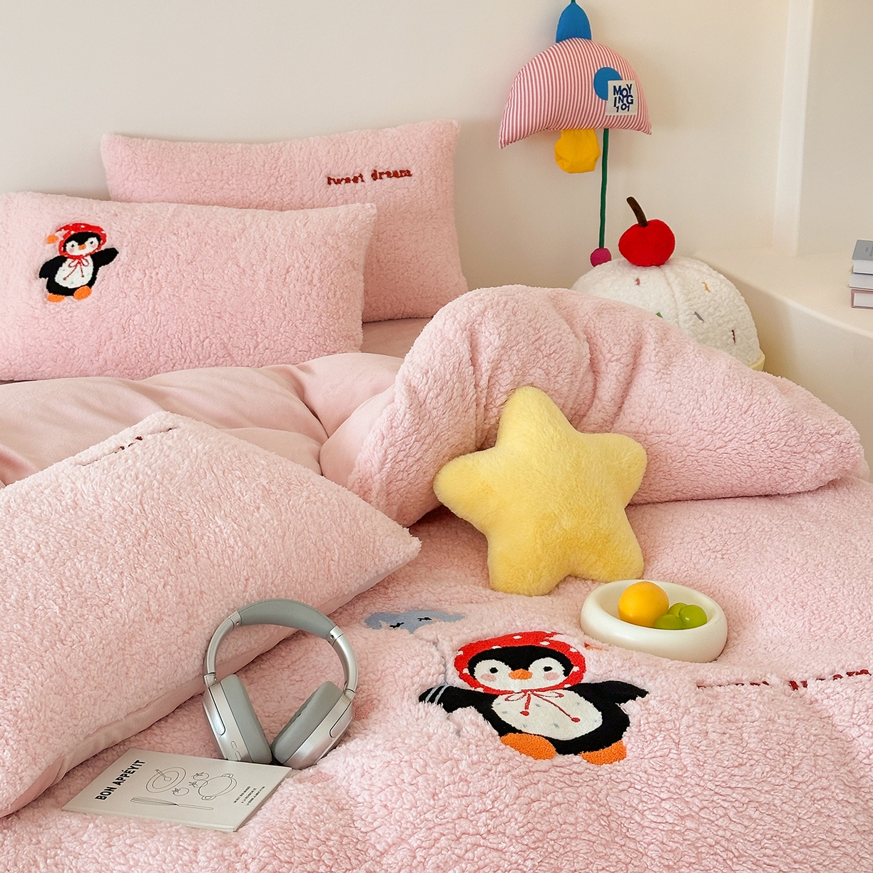 91家纺网 家纺一手货源 找家纺 乐坊 2025新款小阪羊羔绒牛奶绒卡通四件套冬季加厚保暖 企鹅-粉